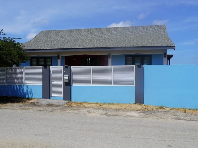 Charming bungalow home in Papilon