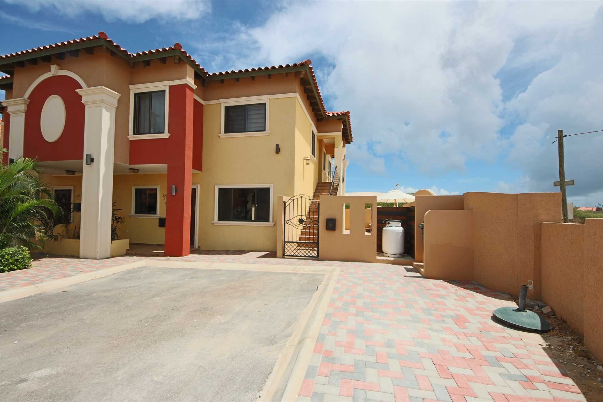 RE/MAX Aruba - RENTED - Gold Coast 236 C